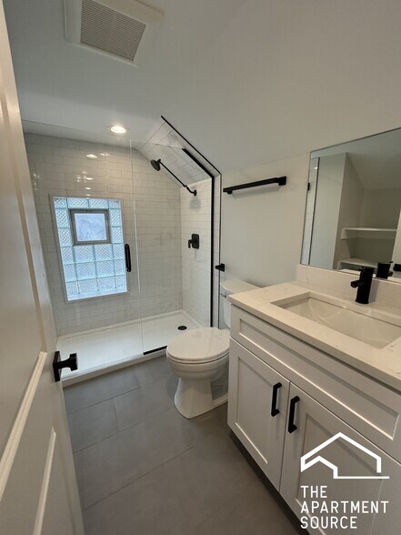 Building Photo - 858 N Paulina St