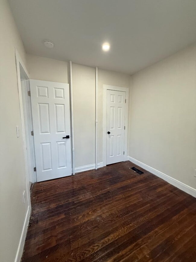 Building Photo - 161 6th Ave