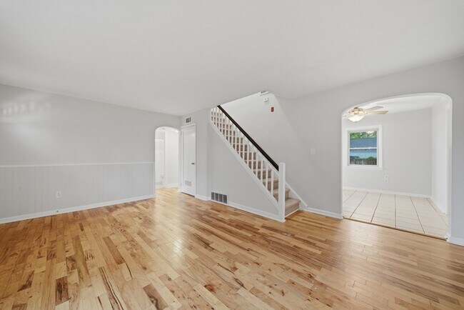 Building Photo - 8037 Crescent Rd