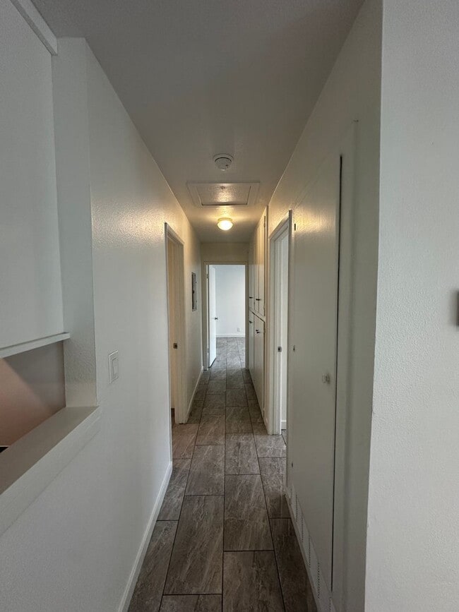 Building Photo - 301 N Tustin Ave