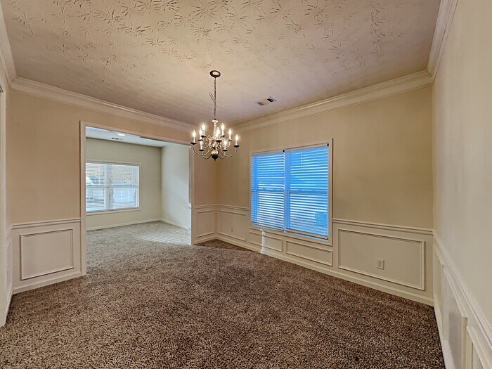 Building Photo - 2400 Village Green Dr