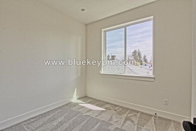 Building Photo - 1526-B: 2 Bed, 2.5 Bathroom Townhome with ...