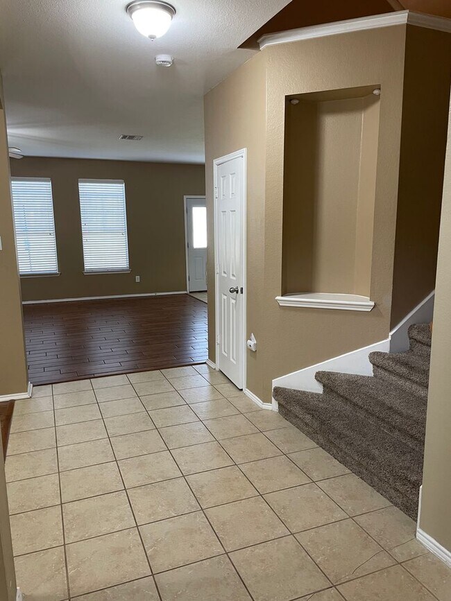 Building Photo - Available Now! Spacious & Well-Maintained ...