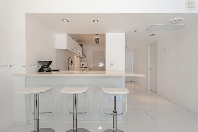 Building Photo - 100 Lincoln Rd