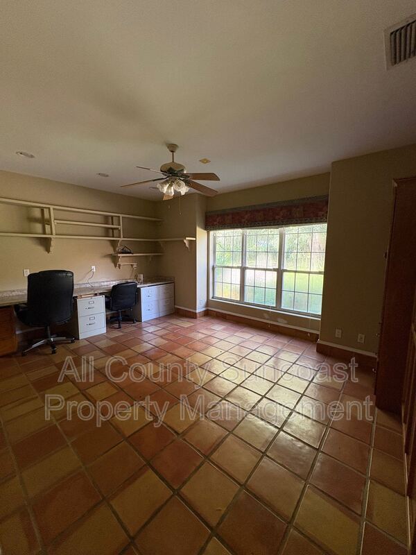 Building Photo - 2600 Lucerne Dr