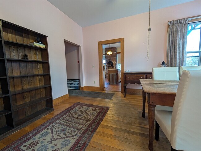 Building Photo - 527 Main St