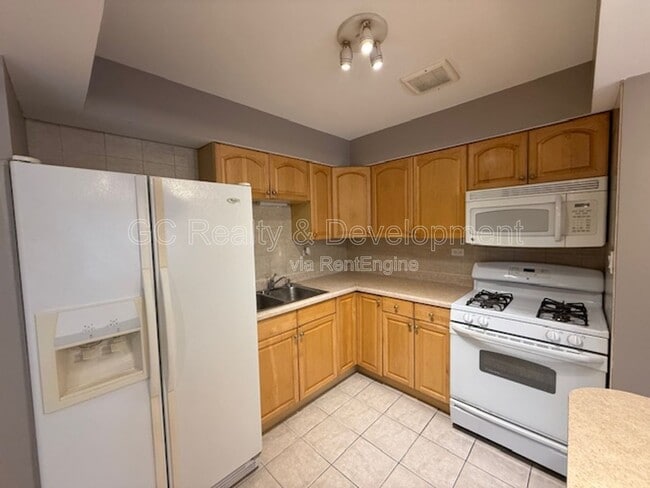 Building Photo - 834 College Blvd