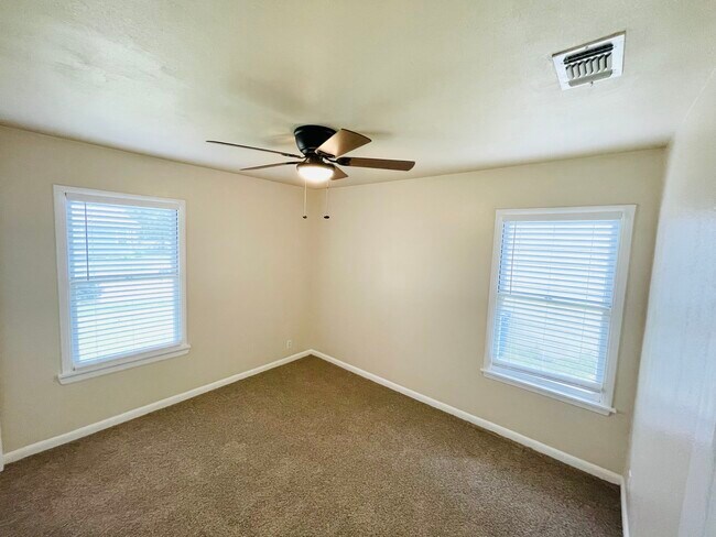 Building Photo - 5905 Hugo Dr