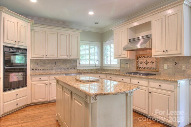 Building Photo - 1222 Weddington Hills Dr