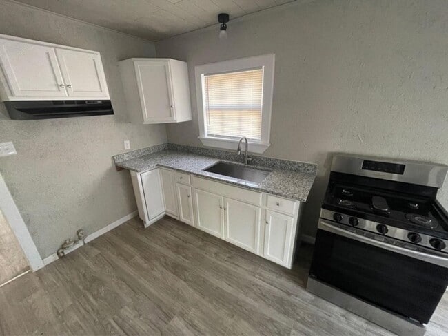 Building Photo - 3116 Alamo Ave