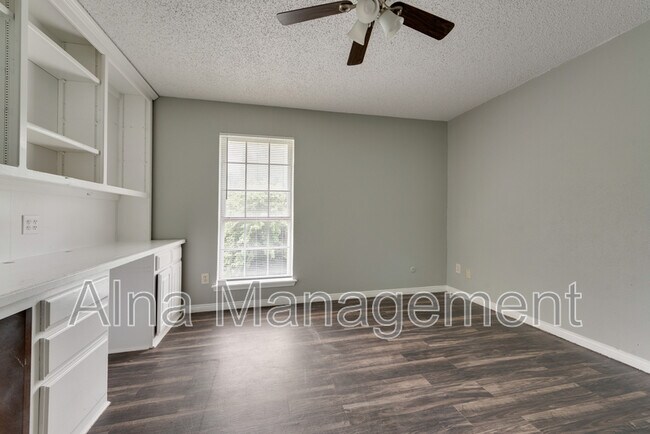 Building Photo - 743 Kings Ln