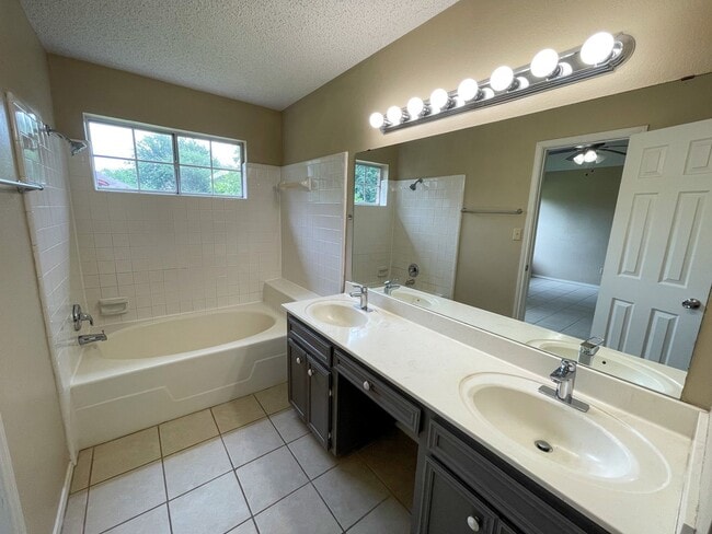 Building Photo - Spacious Living, Perfect Location!