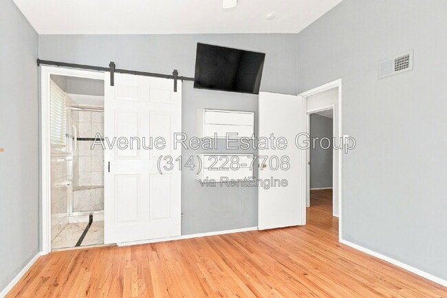 Building Photo - 9534 Grandview Dr