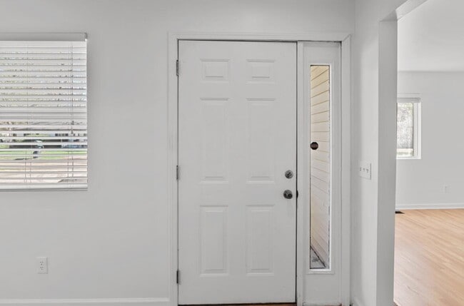 Building Photo - 733 Luna Ct