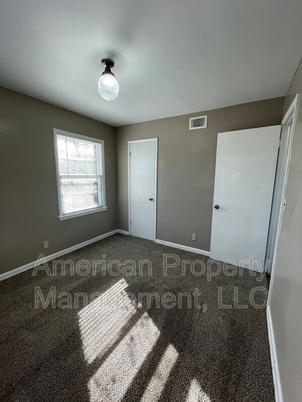 Building Photo - 2405 N Urbana Ave