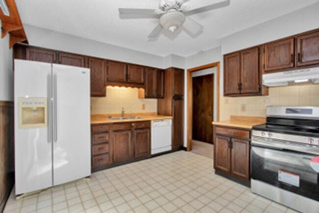 Building Photo - Knoxville 37934 - Split-level Home with 4 Bedrooms, 2 Baths & a 2-car garage. Call Lisa Vineyard ...