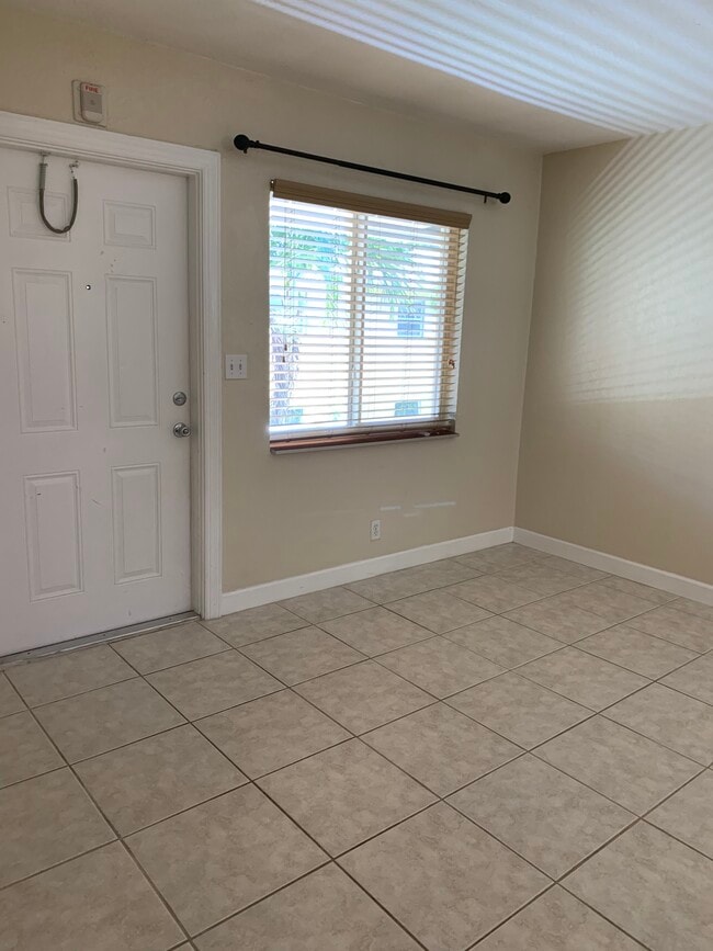 Building Photo - 2643 NE 8th Ave