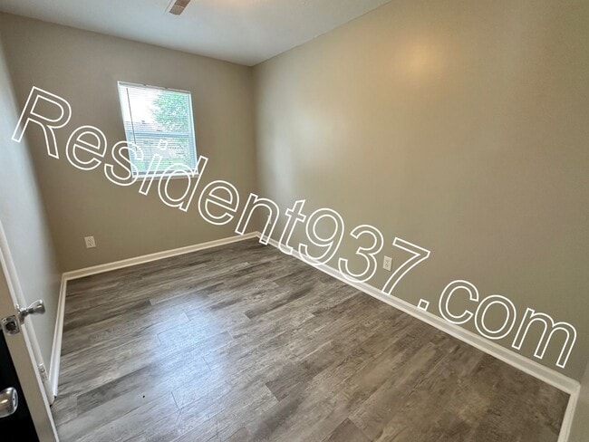 Building Photo - 3 Bedroom 1 Bath