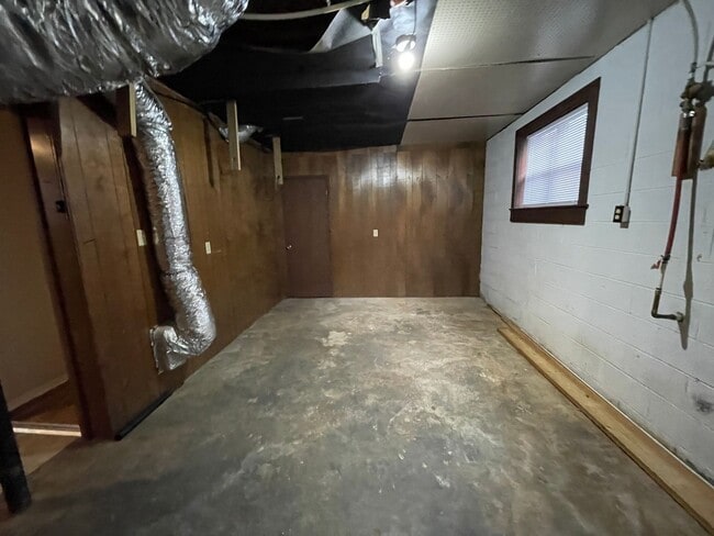Building Photo - Large 4 bed/2 bath with garage - W. Hamble...