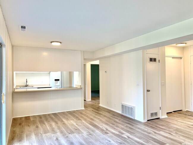 Building Photo - 4860 S Highland Cir