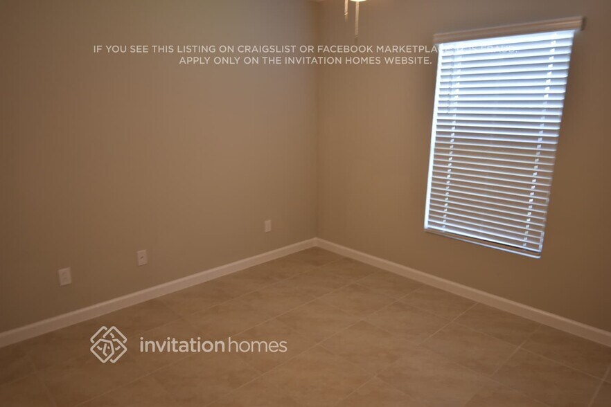 Building Photo - 242 SW Airview Ave