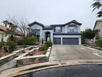 Building Photo - Entertainers Delight with minutes of shopping and restaurants