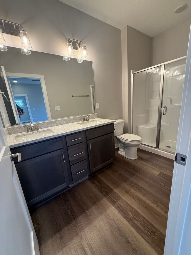 Building Photo - Spacious home in a desirable neighborhood