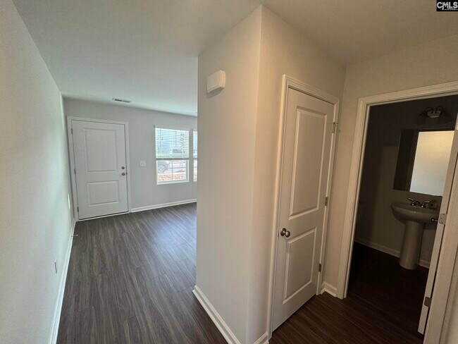 Building Photo - 3052 Hallsdale Dr