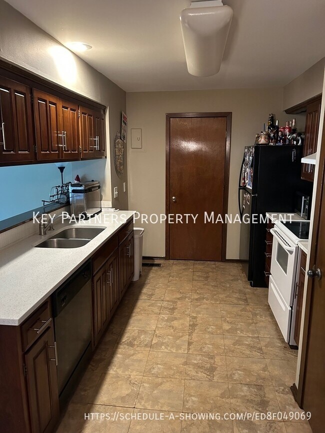 Building Photo - 435 W 104th St