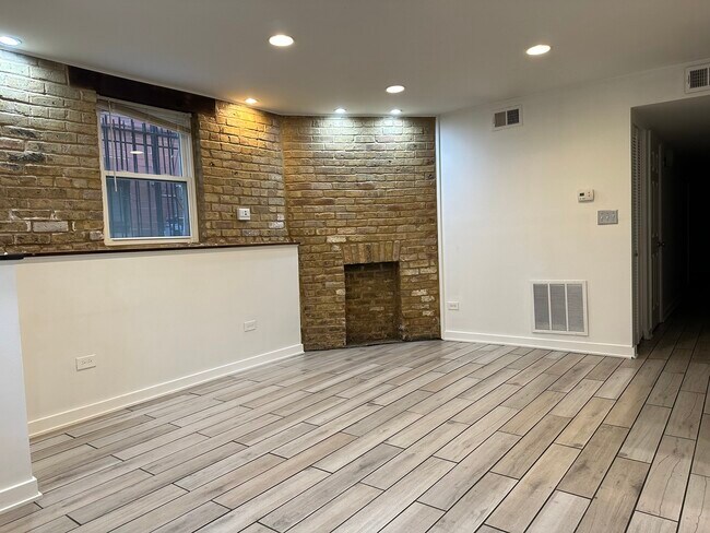 Building Photo - 2620 N Wilton Ave
