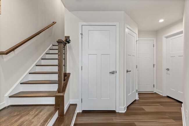 Building Photo - Luxurious three-story townhome with owner's suite and high-end finishes