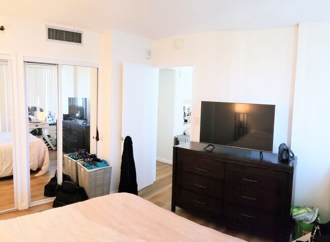 Building Photo - Iolani Court Plaza, Kapiolani, Renovated 1 Bederoom 1 Bathroom 1 Parking Condominium Centrally Lo...