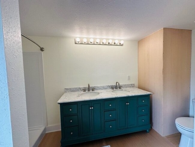 Building Photo - Newly Remodeled 3 bed/2 bath in Hamilton