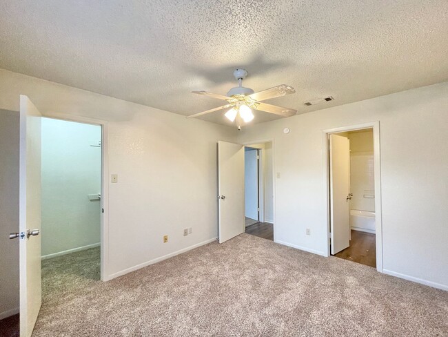Building Photo - 3004 Chaucer Dr
