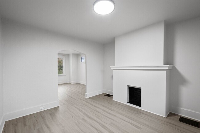 Building Photo - Stunning 4 Bedroom home in Carrick available May 15!