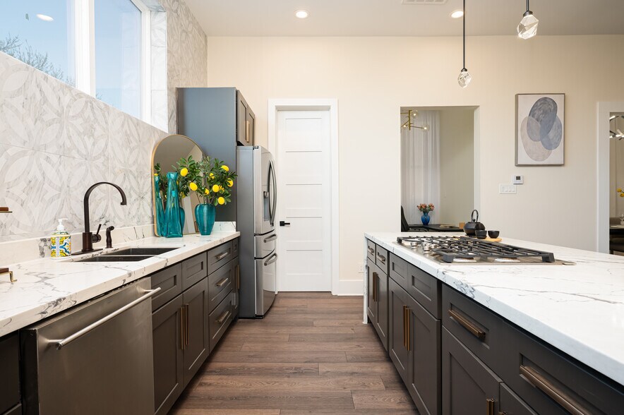 Building Photo - 917 Thompson St