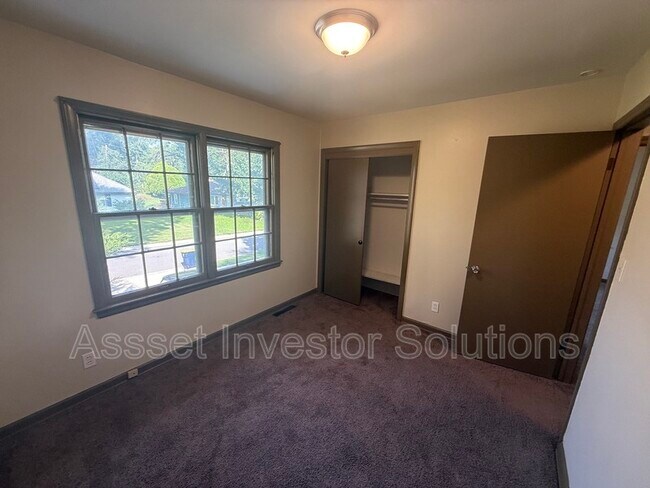 Building Photo - 9605 Belmont Ave