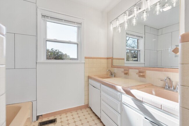 Building Photo - Renovated 4 Bed, 4 Bath Single Level Home, No HOA