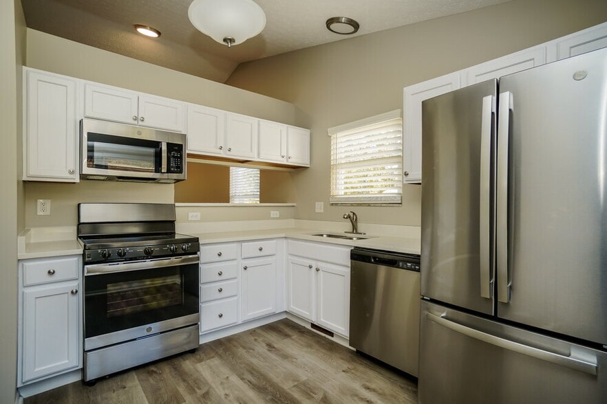 Building Photo - 1551 Covina Dr