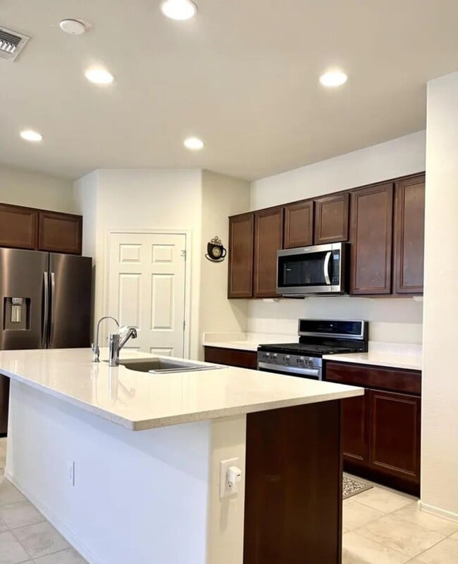 Building Photo - 2022 Built Single-Level 4Bedrooms/3Baths Stunning Home!!