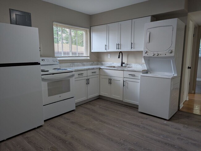 Building Photo - Beautiful, Fully Renovated 2 Bedroom in No...