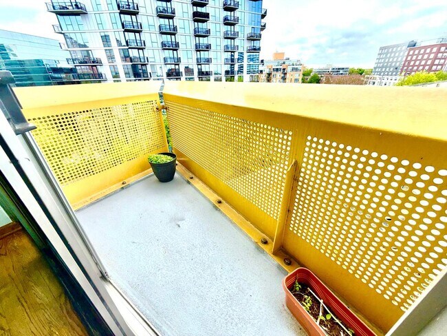 Building Photo - 1720 Maple Ave