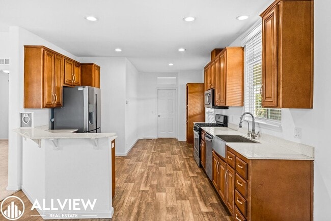 Building Photo - Stylish and beautiful 3-Bed Home with Land...