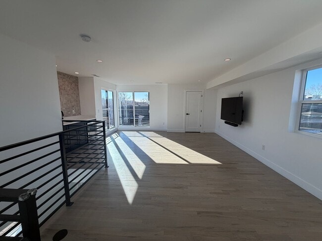 Building Photo - Gorgeous Sunnyside 4 bedroom home with rooftop patio