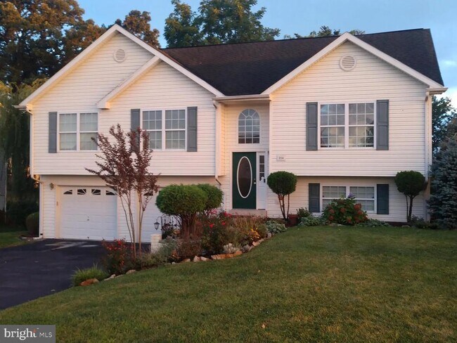 Building Photo - 356 Oak Lee Dr