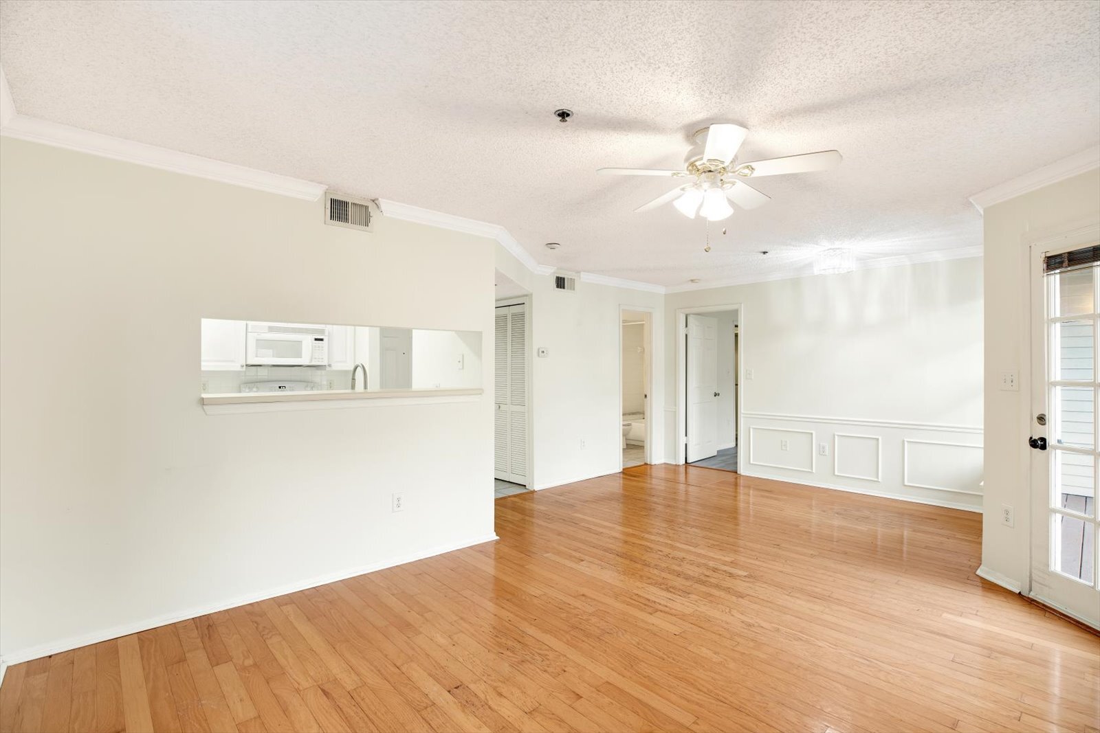 Living room - 1000 W Horatio St