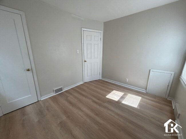 Building Photo - 3 Bed 1 Bath Eastside Home Available - Near St John Moross!