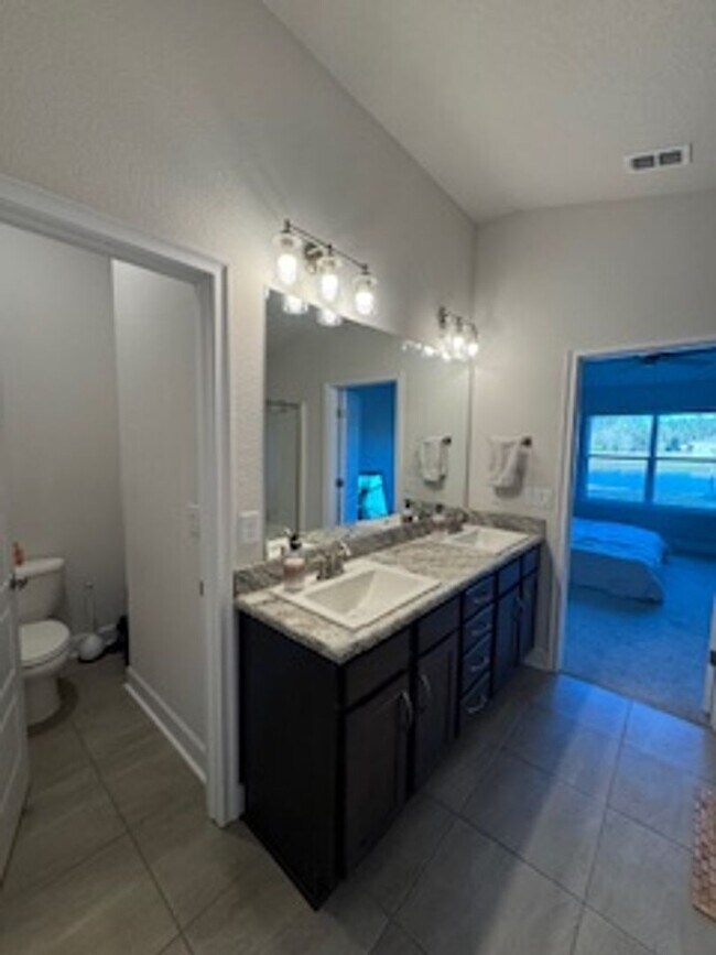 Building Photo - Beautiful 3/2/2 in Sawmill creek community! Lawn care included, water view, community pool...