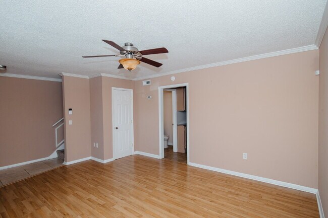 Building Photo - Beautiful 3-Bedroom Townhome in Convenient West Ashley Location!