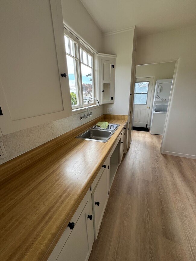 Building Photo - Pacific Grove Charmer